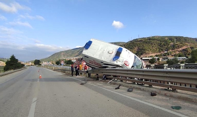 Ambulans Bariyerlere Çarptı: Hasta Öldü, 3 Sağlıkçı Yaralandı