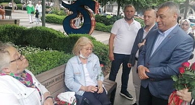 Araplara Gül Veren AKP'li Başkana Halk Tepki Gösterdi: Mülteci Biziz