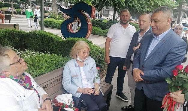 Araplara Gül Veren AKP'li Başkana Halk Tepki Gösterdi: Mülteci Biziz