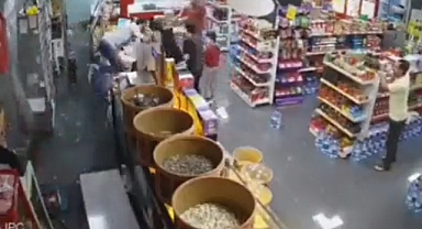 Başıboş Köpek, Çocuğu Kovalayarak Girdiği Markette Müşterilere Saldırdı