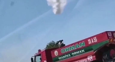 Çeşme'de, Yangın Söndürme Helikopteri Suyunu Yoldan Geçen Aracın Üstüne Boşalttı