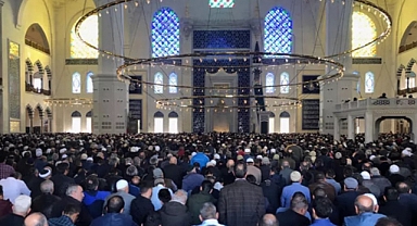 Cuma Hutbesinde Din İstismarı Vurgusu: Gün Dini İstismar Edenleri Ayırt Etme Günüdür