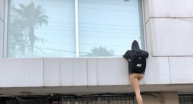 'Eve Tırmanan Hırsız' Mankeninin Pantolonu Çalındı