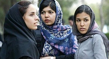 Faşist Molla Rejimi Devriliyor mu? İran'da Kadınlar Başlarını Açmaya Başladı