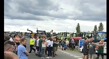 Hükümeti Protesto Eden Hollandalı Çiftçiler Mülteci Kampını Ablukaya Aldı