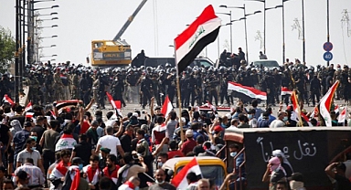 Irak'ta Protestocular Parlamentoyu Bastı