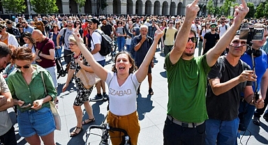 Macaristan'da Vergi Artışını Protesto Eden Göstericiler Köprü Kapattı