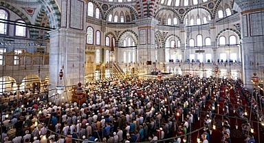 Murat Yetkin: Birileri Camilerde Bir Şeyler mi Çeviriyor Yine?