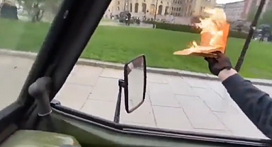 Norveç'te Bir Müslüman, Kuran Yakan Protestoculara Otomobille Çarptı