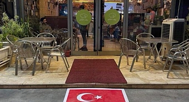 Skandal: Irak'ta Dükkanların Önüne Mübarek Türk Bayrağını Serdiler
