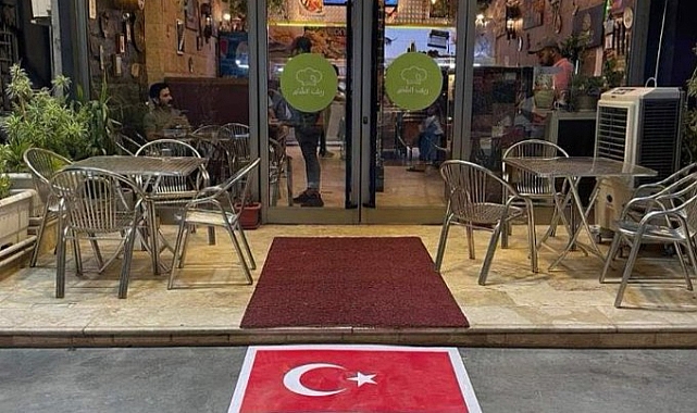 Skandal: Irak'ta Dükkanların Önüne Mübarek Türk Bayrağını Serdiler