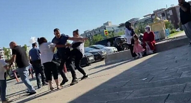 Sultangazi'de Hastane Önünde Kavga: Tekme, Tokat ve Terliklerle Birbirlerine Girdiler