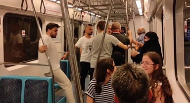Tramvayda Annesine Yer Vermeyen Gencin Babasına Falçatayla Saldırdı