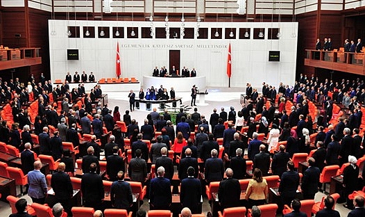 Türkiye Gazetesi: Vekiller Akaryakıt Fiyatları ve Katıldıkları Düğünlerde Takacakları Altın Fiyatlarının Artmasından Dertli