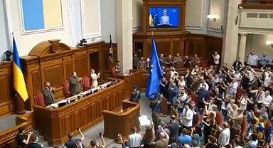 Ukrayna Parlamentosuna AB Bayrağı Dikildi