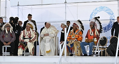 Yerli Lider, Papa Francis'e Geleneksel Başlık Taktı