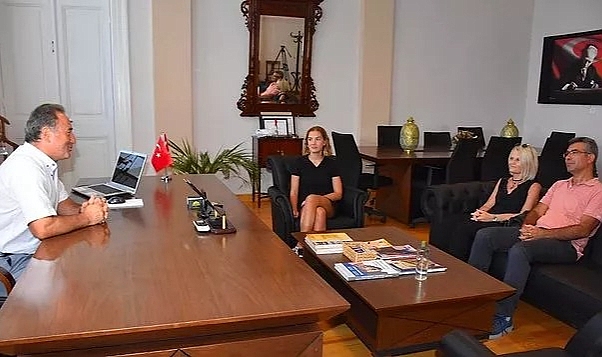 YKS Birincisi Genç Kızın Etek Boyuna Taktılar