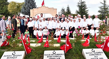 AKP'li İçişleri Bakanı Süleyman Soylu, 30 Ağustos'ta Takkeli Çocuklarla Poz Verdi