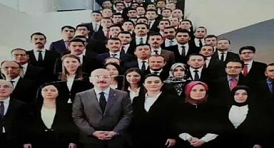 AKP'li Süleyman Soylu'nun Yediiklim Pozu Gündem Oldu