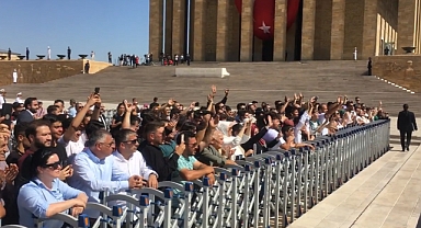 AKP'lilerden Anıtkabir'de Saygısızlık: 'Dik Dur Eğilme' Sloganları 