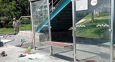 Ankara'da Bir Araç, Otobüs Durağına Daldı: Yaralılar Var