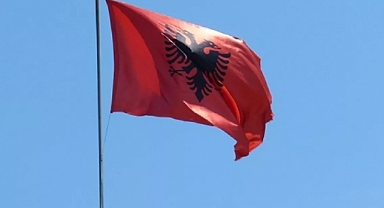 Arnavutluk'ta Bir Şahıs, Şanlı Türk Bayrağını Kuleden İndirip Denize Attı