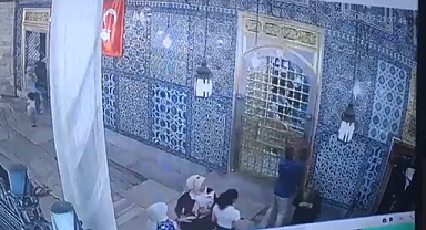Eyüp Sultan Türbesi'nin Çinilerine Saldırı Anları: Daha Önce Hedef Gösterilen Yere Saldırmış