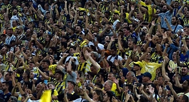 Fenerbahçe Tribünlerinden Gülşen'e Destek