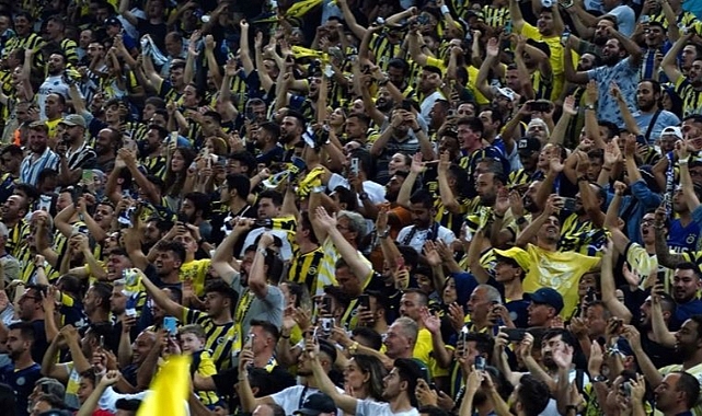 Fenerbahçe Tribünlerinden Gülşen'e Destek