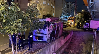 Freni Boşalan Kimyasal Madde Yüklü Tanker, Otobüs Durağına Daldı