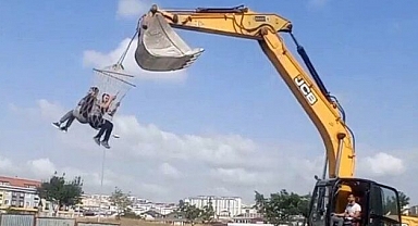 Hamağı Kepçeye Bağlayıp Döndüler