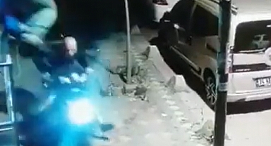 Hırsız, Motosikletini Çalmaya Çalıştığı Kuryeden Uçan Tekme Yedi
