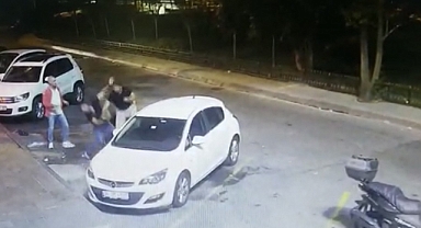 Kadıköy'de Bir Motokurye, Çevreyi Rahatsız Eden 3 Kişiyi Evire Çevire Dövdü