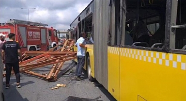Kamyondaki Demirler İETT Otobüsünü Biçti: 5 Yaralı