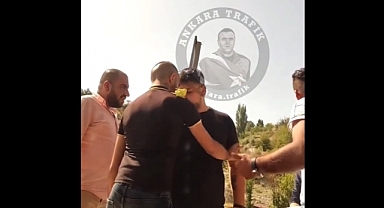Omzunda Muhabbet Kuşuyla Kavga Etti