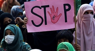 Pakistan'da Bir İlahiyat Okulu Öğretmeni, Küçük Yaştaki 10 Erkek Çocuğuna Tecavüzden Tutuklandı