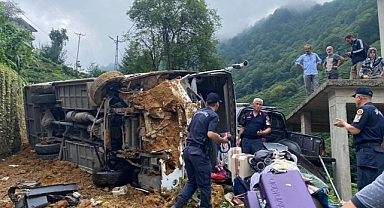 Rize'de Tur Minibüsü Devrildi: 24 Yaralı