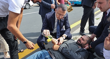 Seçim Yaklaşıyor: Cumhurbaşkanı Yardımcısı Fuat Oktay, Kaza Yapan Motosikletliye Yardım Etti