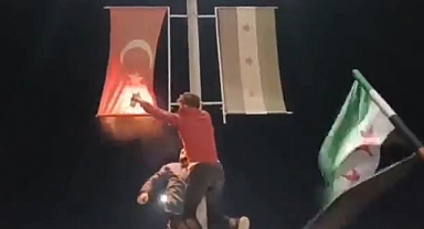 Suriyeli Muhalifler, Azez'de Mübarek Türk Bayrağını Yaktı