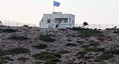 Yunanistan, Her Kayalığa Bayrak Dikmeye Başladı