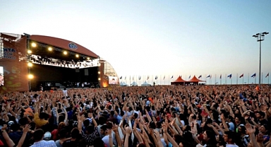 AKP'li Bakan Ersoy'dan Festival ve Konser İptalleriyle İlgili Açıklama: Nadiren İptal Kararları Verilebiliyor