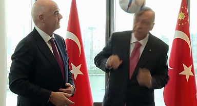 AKP'li Cumhurbaşkanı Erdoğan, FIFA Başkanı'nın Hediye Ettiği Topa Kafa Attı
