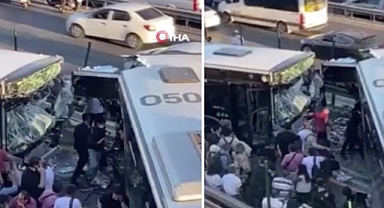 Avcılar'da İki Metrobüs Çarpıştı