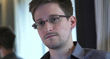 Eli Kanlı Rus Diktatörü Putin, Snowden'a Rus Vatandaşlığı Verdi