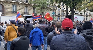 Ermeniler Azerbaycan'ın Paris Büyükelçiliği'ne Saldırdı: Saldırganlar PKK Paçavrası Açtı