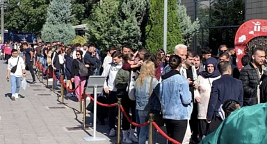 Eskişehir'de Vatandaşlar 12 Saat Boyunca İndirim Kuyruğunda Bekledi