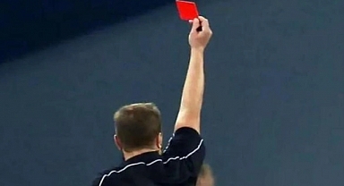 Futbolcular, Kırmızı Kart Gösteren Hakemi Uçurumdan Aşağı Attı