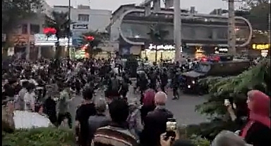 İran'da Halk Rejim Güçleriyle Çatışıyor