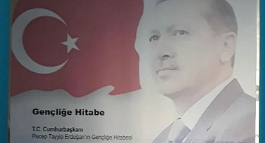 Mevlana'ya Atfedilen Metin 'Erdoğan'ın Gençliğe Hitabesi' Diye Duvara Asıldı