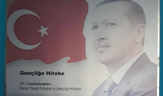 Mevlana'ya Atfedilen Metin 'Erdoğan'ın Gençliğe Hitabesi' Diye Duvara Asıldı